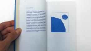 Une page de la publication présente un texte intitulé "les examens", à côté d'un dessin présentant des formes pleines bleues. Crédit @ Céline Huyghebaert