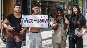 Quatre élèves posent devant la caméra, et tiennent une pancarte sur laquelle il est écrit "vice-versa"
