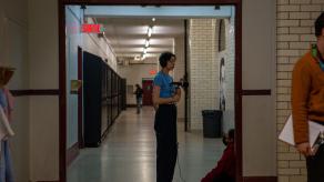 Une élève munie d'écouteurs capte les sons dans l'école FACE.