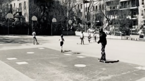 Image tirée du court métrage « Portrait allégorique ». Une scène de jeu dans une cour d’école, en noir et blanc. Crédit @ Stéphanie Vachon et son groupe d'élèves.