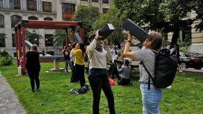 Plusieurs participant·e·s utilisent les camerae obscurae dans un parc. Crédit : Sandrine Côté