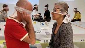 Deux participant·e·s participent à un atelier les yeux bandés. Crédit : Miguel Chikaoka