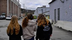 Un groupe d'élève en sortie dans le village de Sainte-Agathe-des-Monts, pour effectuer des captations sonores environnementales. Crédit @ Sandrine Côté.