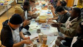 Plusieurs participant·e·s à un atelier de céramique. Crédit photo : Fenyx Florentini