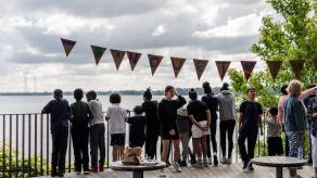 Les participant·e·s du Banquet regardent le fleuve Saint-Laurent lors de l'événement final. Crédit photo : Katya Konioukhova