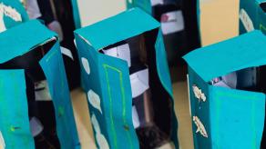 Petits cabinets de cartons créés par des élèves lors d'un atelier de médiation. Crédit photo : Thibault Carron. 