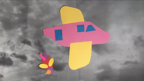 Un oiseau humanoïde se lance d'un avion en vol. Crédit : Louis, Léo et Louis-Gabriel.