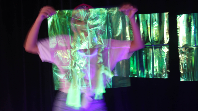 Florencia Sosa Rey tenant une feuille en plastique transparente
